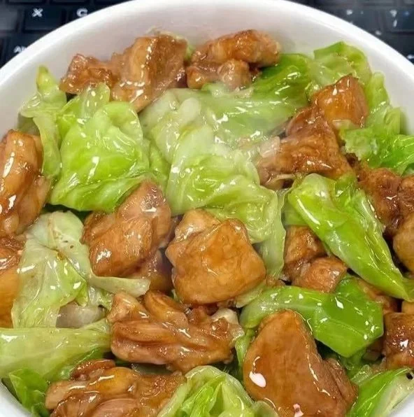 Delicious Chicken Stir-fry with cabbage in a vibrant skillet