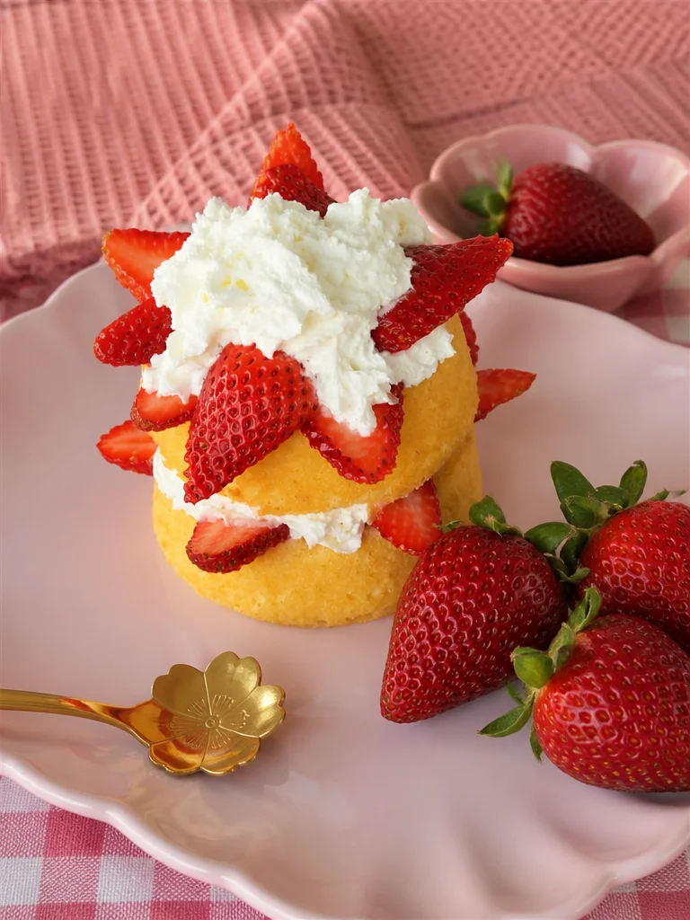 Easy Strawberry Cake Delicious easy strawberry cake with fresh strawberries and creamy frosting