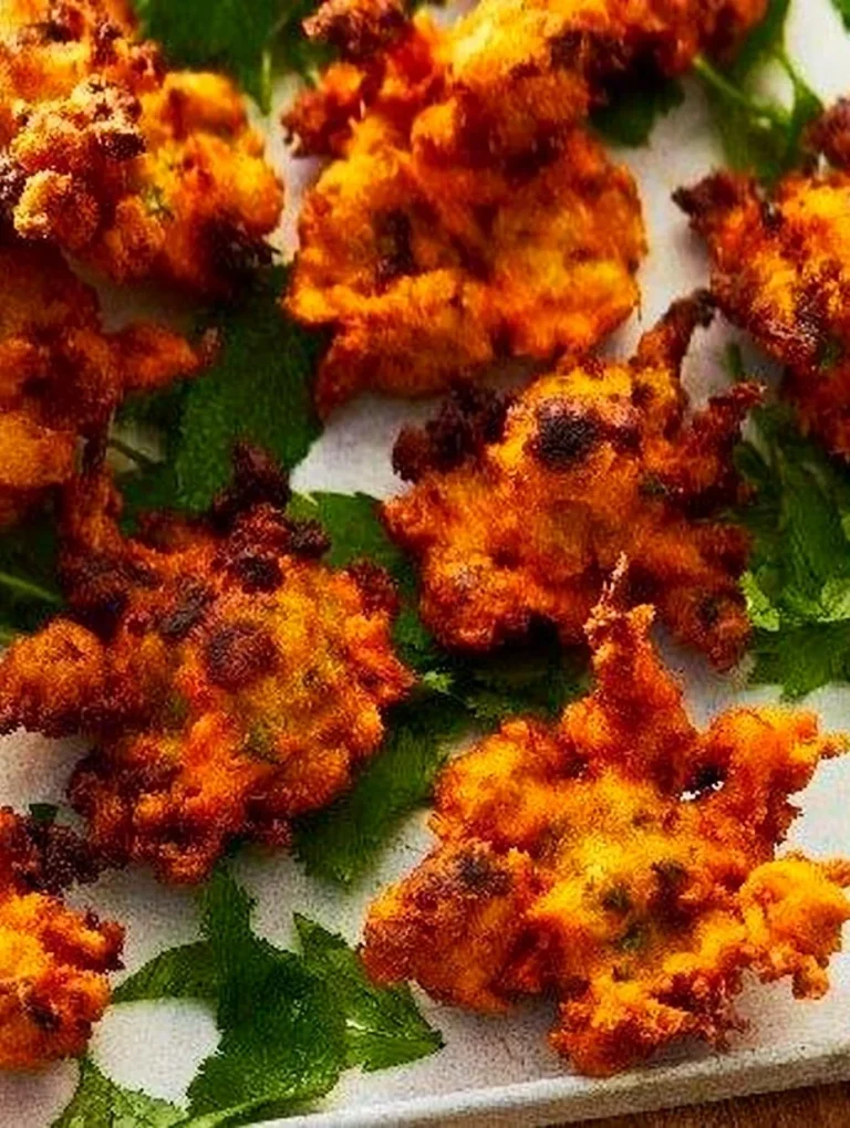 Pakora (Indian Vegetable Fritters) Crispy Pakora - Indian Vegetable Fritters served with chutney